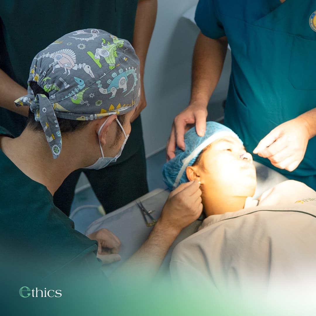 Dr. Lê Quốc Vương bietet persönliche Beratungen und Untersuchungen an
